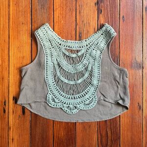 Sans Souci crochet back cropped sleeveless blouse